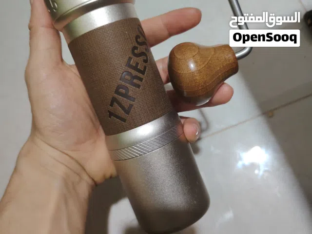 مطحنة قهوة اصلية مع اغراضها