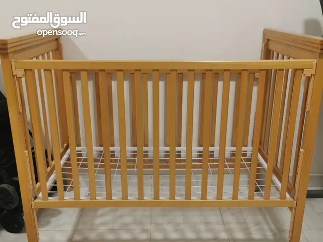 سرير اطفاال ماركه جونيورز ب26 فقط نظيييف واستخدام بسيييط من اسفل حديد وينزل من الصوبين وفيه تواير