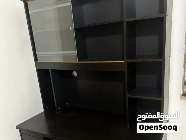مكتب غرفة لون بني بحالة جيدة جداا مع جوارير صغيرة عميقة ورفوف