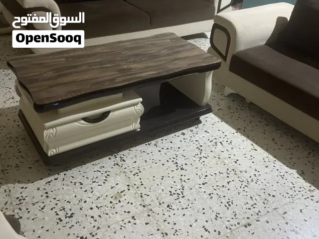 صالون متكون من 2 كنبات و2 كراسي وطاولة