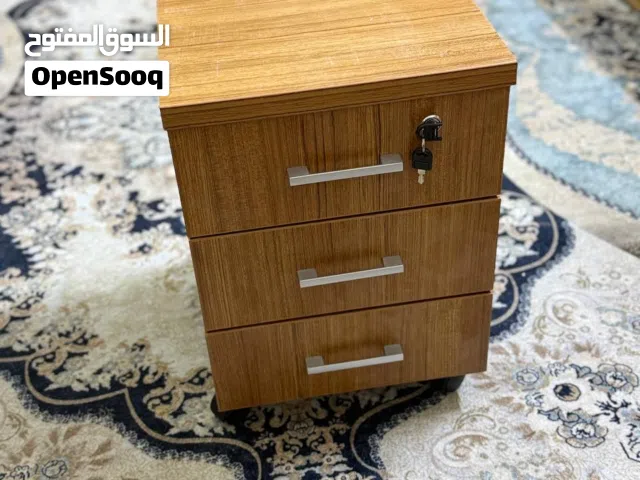 كومدي خشب متحرك مكتبي ثلاثة جرارات جديد بالكارتون  وسعره بسعر الجملة