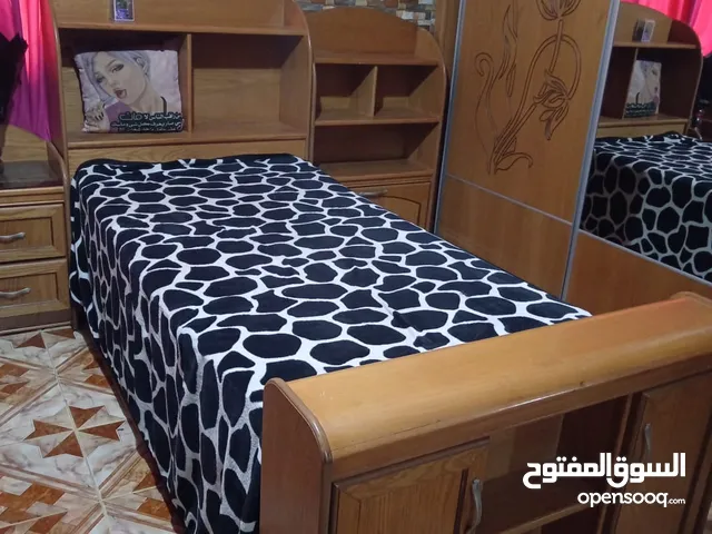 غرفة نوم تفصيل مستعمل بحالة الوكالة خشب نخب (لاتيه-قشرة بلوط) فخمة جداً