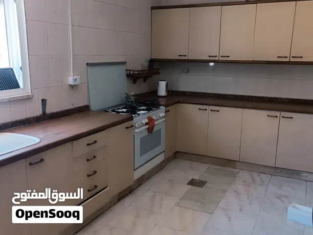 مطبخ كلاسيك مستعمل (موديل قديم) من براند Jwico (جوايكو) من 9 خزانات و4 أدراج لون بني خشب كامل