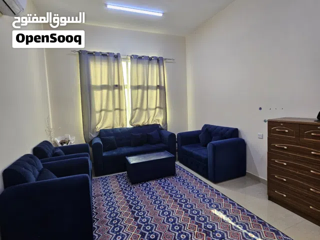 شقة سكنية نظيفة ومؤثثة بالكامل و شامله الماء و الكهرباء (جاهزة للسكن المباشر).