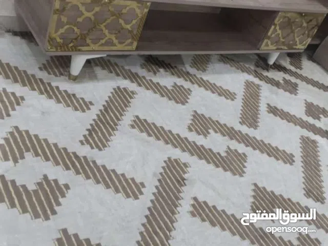 طاوله بحاله ممتاز للتلفزيون والاستقبال