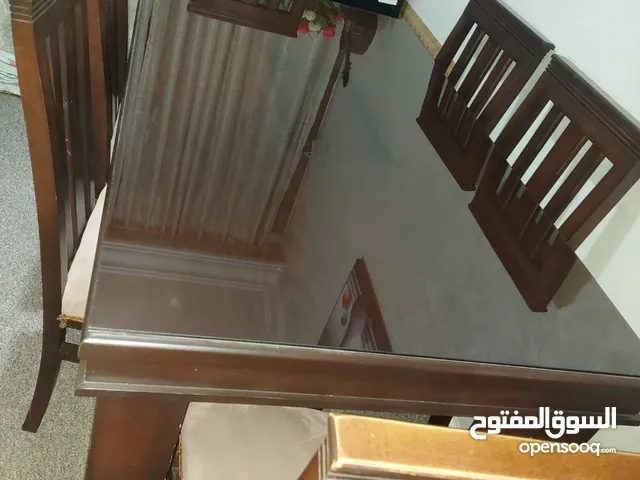طاولة سفرة خشبية بنية اللون