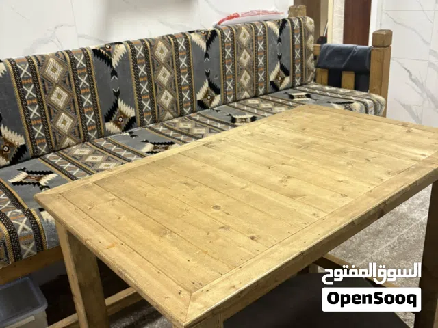 كرسي وطاولة