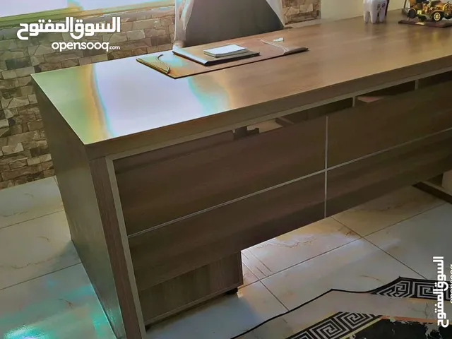مكتب طبيب فخم بكامل قطعه