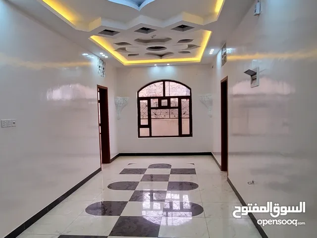شقة ضخمه شقة vip في شارع الثلاثين قريب مصنع مياه صنعاء #ايجار  مكونه من 4 غرف كبار و3 حمامات