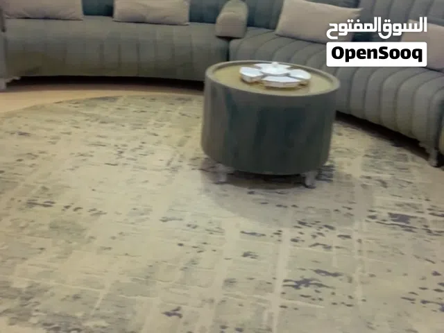 صالة للجلوس متكاملة على شكل دائري جميل وأنيق ونظيف جدا للبيع