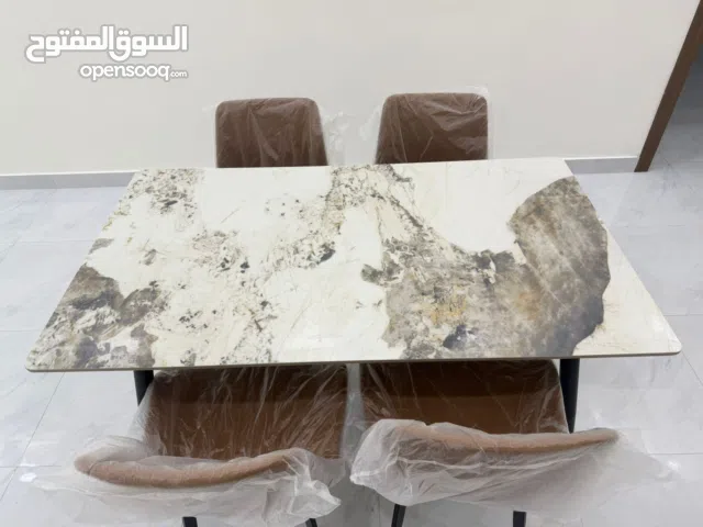 طاولة طعام رخام جديده اربع كراسي