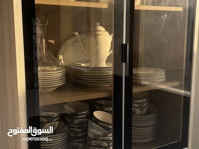 طاولة طعام مع خزانه للصحون