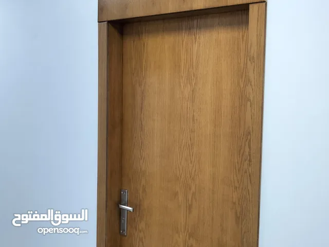 فني تصبيغ ابواب جدران غرف نوم مطبخ