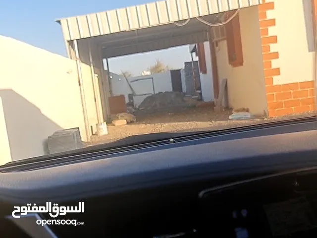 سلام عليكم بيت الاجار سنوي او شهري حسب المستأجر البيت مكون من 3 غرف و1 مجلس 1 وصاله ومطبخ خارج