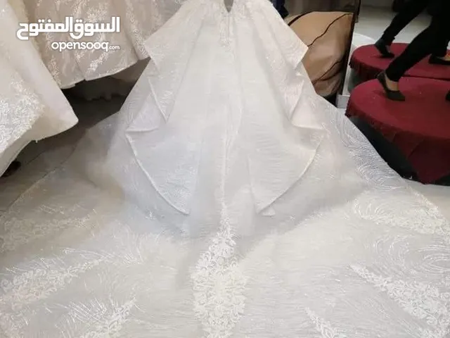 فستان زفاف للبيع مستعمل اول لبسه ساعتين فقط