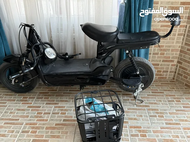 للبيع سكوتر ب حالة جيدة لاكن السكان مكسور FOR SELL
