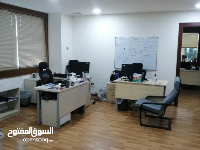 مكتب تجاري فاخر جدا للايجار في الشميساني يصلح لشركات كبرى موقع حيوي ممتاز الرقم المرجعي : 41386