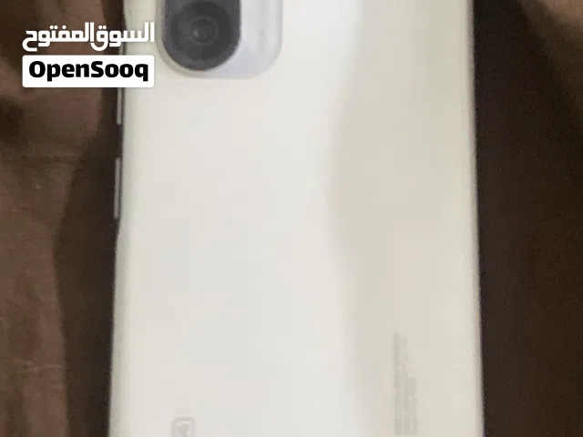 جهاز الهاتف المحمول مستعمل بحالة جيدة بسعة 128 جيجابايت لون أبيض مع شاحن