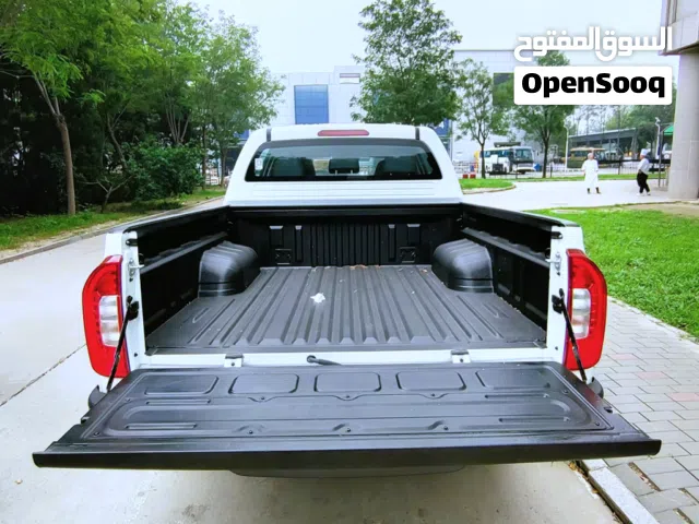 سيارة لنقل وتوصيل البضائع