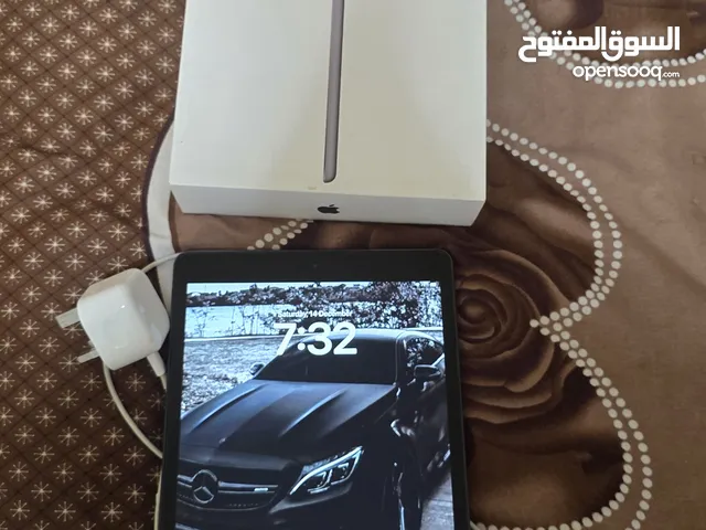 ipad 8 generation 2022 super clean with box and orginal charger