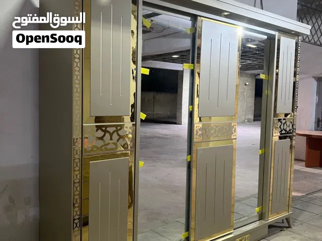 للبيع: خزانة ملابس– خشب لاتيه