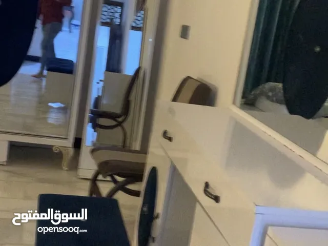 شقه للاجار في المنصور بحاجه الى شريك غير مقيم للاستفسار اتصل وتتوفر شقق ايضا شبابي وعوائ اجار يومي