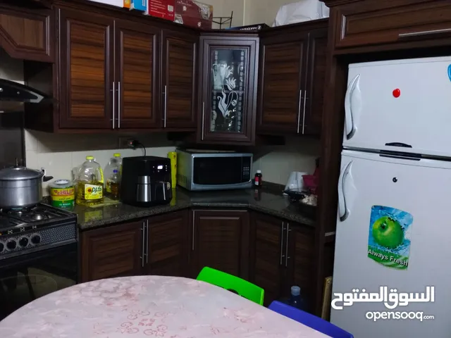 شقة في الزرقاء الجديدة الأمير محمد طابق ارضي مع مخزنين مؤجرات تصلح للسكن أو الاستثمار للبيع