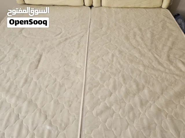 اثاث للبيع سريرين مع ماترس و خزانة سريرين جديدين غير مستعملين و خزانة في حالة جيدة