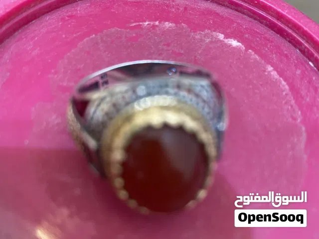 خاتم فضه عقيق يمني اصلي مطرز من علي الجوانب بالون الذهبي واللون الاحمرالغامق