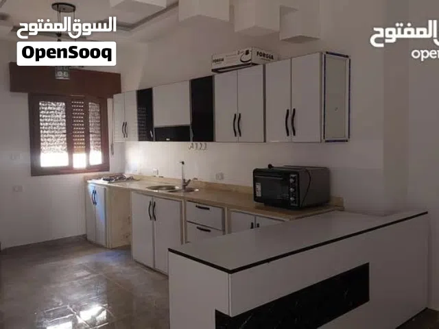 شقة بالطابق الثاني بعد الأرضي قرب مسجد الحكمة السدرة