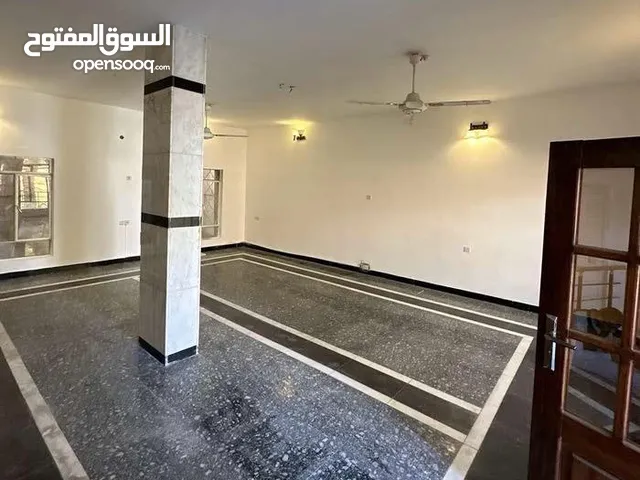 300m2 4 Bedrooms Townhouse for Rent in Basra Other