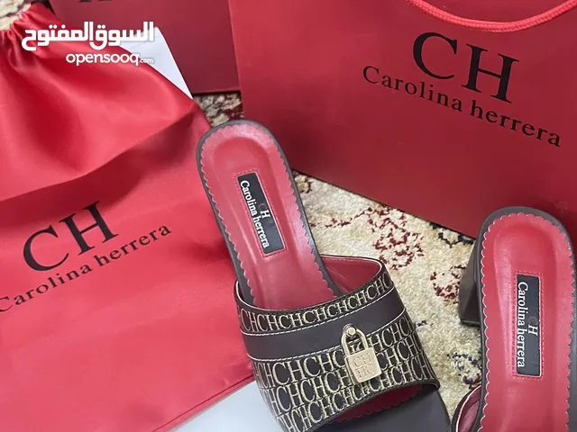 حذاء ماركة carolina harrera مستعمل لفترة بسيطة مقاس 41 كوبي ماستر تقليد للاصلي مع ملحقاته.