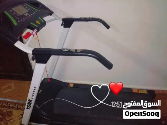للبيع جهاز جري رياضي York Fitness بحالة ممتازة.