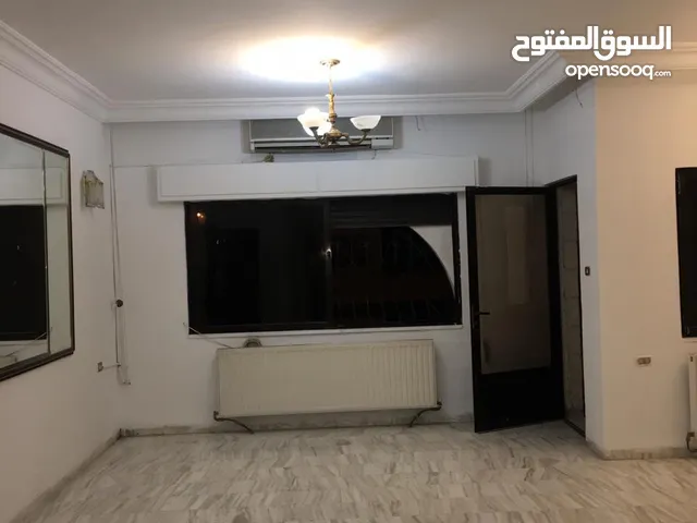 شقه مميزه للايجار في الشميساني 3 غرف نوم منهم 2 ماستر. بلكونه عدد 2. مطبخ كبير ومميز. تدفئه ومكيفات