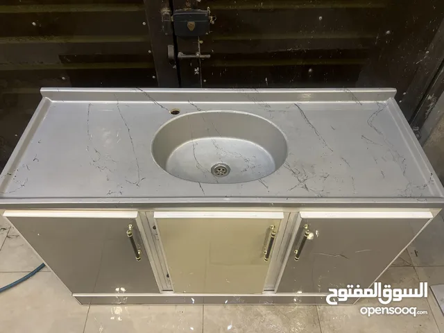 سنك مطبخ ( لغسل أواني وصحون المطبخ ) ألمنيوم والحجر مرمر اللون رصاصي يوجد فية دمرات سوداء