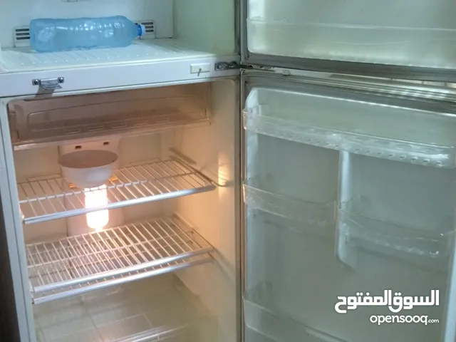 ثلاجة دايو بحاله جيده فيها صدا ع الباب من تحت مصفح بستانلس ستيل