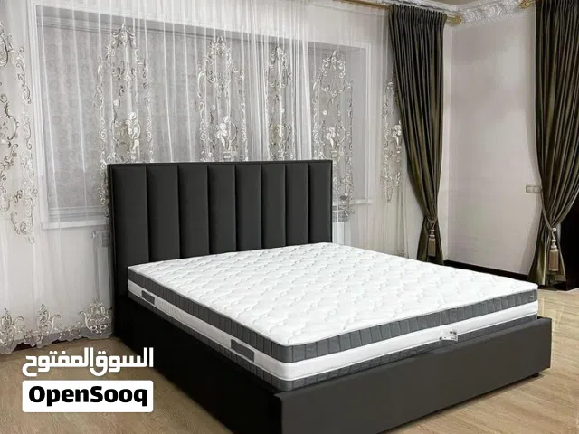 سرير كبير بتنجيد أسود كامل — تصميم أنيق وحالة ممتازة ومتاح تصنيع اي شكل أو لون