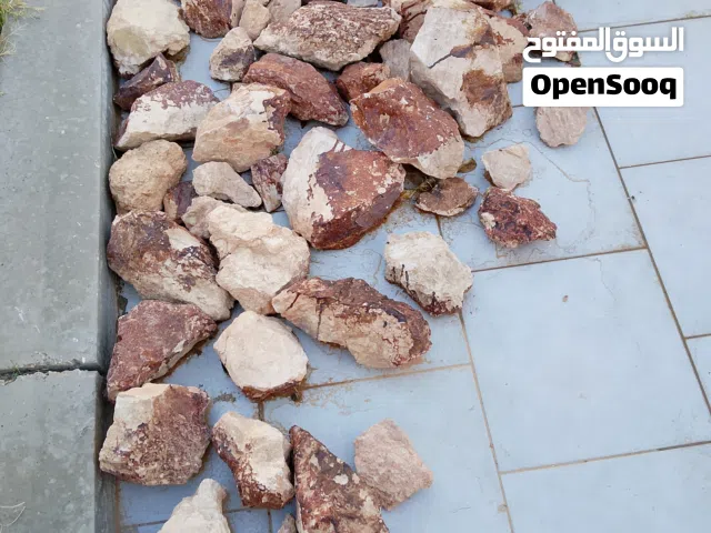 أحجار صخرية ملونة