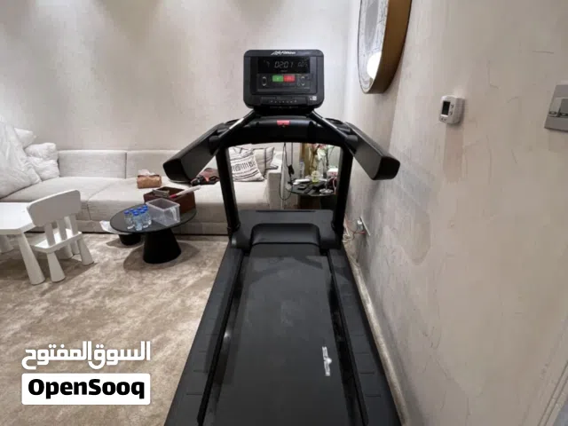 جهاز سير رياضي كهربائي شبه جديد لا يوجد اعطال ليف فتنس