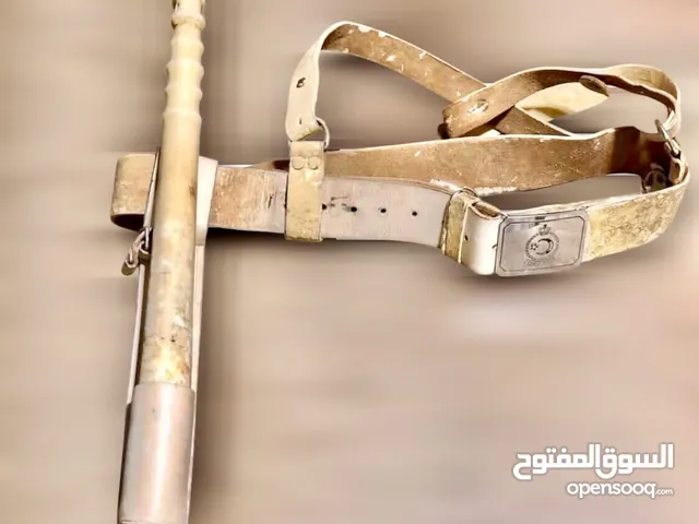 حزام عسكري رسمي نادر يعود لفترة المملكة الليبية، جزءًا من الزي الرسمي لقوة الأمن العام.