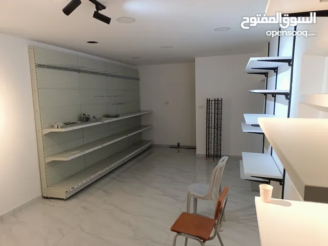 رفوف عرض شبه جديد