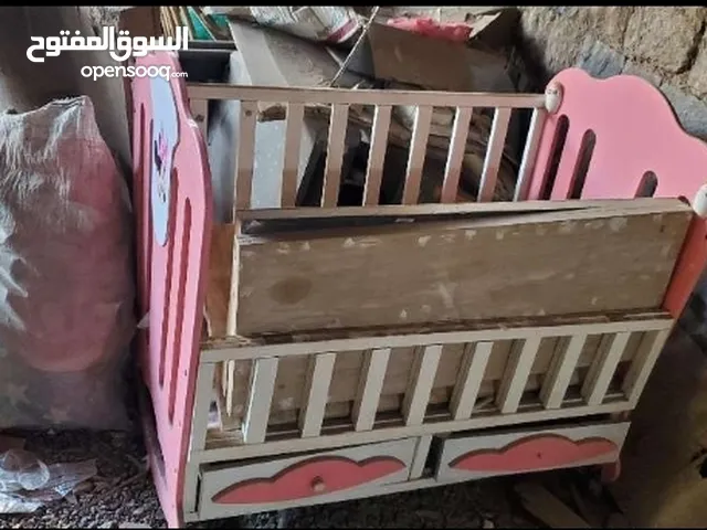 للبيع طاولات طعام مقاس 1.20X1.20 سماكة 4 ملي وسرير أطفال للتواصل