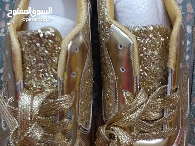 حذاء ذهبي سبورت