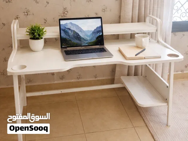 طاولة كمبيوتر إيكيا