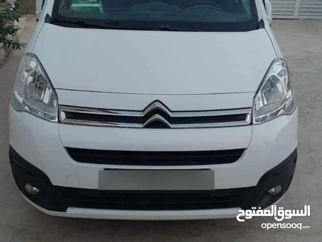 ستروين بارلنجو موديل 2016 سيارة جديدة بحالة الوكالة استعمال شخصي