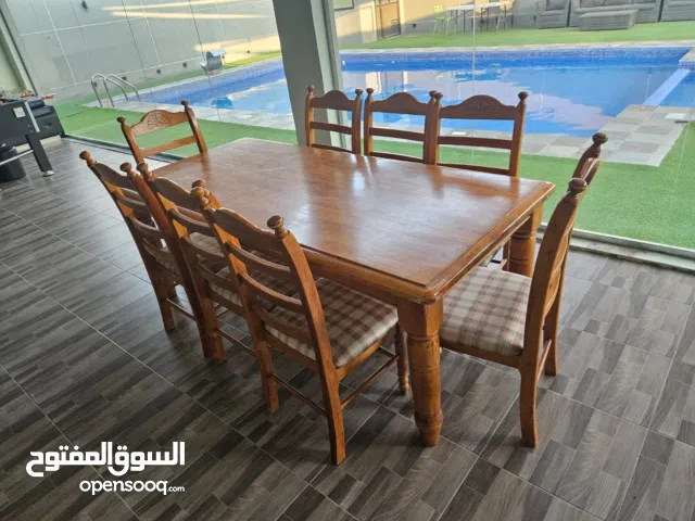 طاولة سفرة من الخشب المتين لعدد 8كراسي بحالة ممتازة