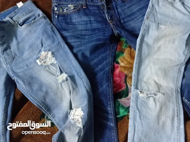 شروة ألبسة جديدة مميزة _براندات/جينزات عدد 5 و بلايز تيشرتات عدد 5جديدة للبيع