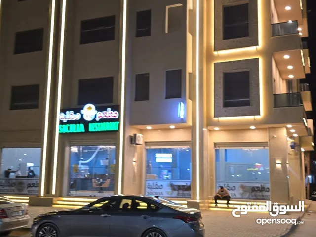 عقار علي رئيسي مباشر علي شارعين باركي سيارة كبير الموقع زواوء يصلح فندق او عيادة او جها عامة او شركة