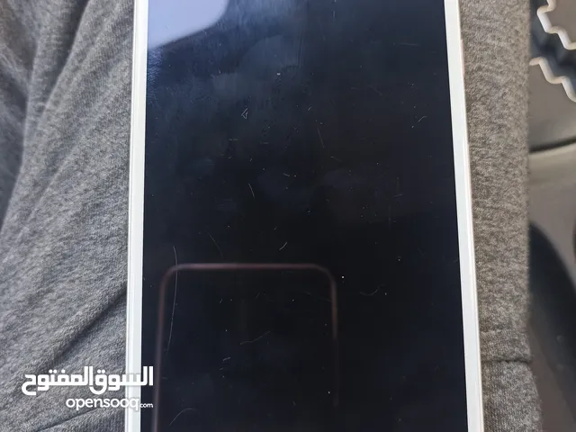 قطع غيار ايفون 7 بلس شاشة شبه جديده وبطاريه قوتها تقريبا 90 وعظم الهاتف