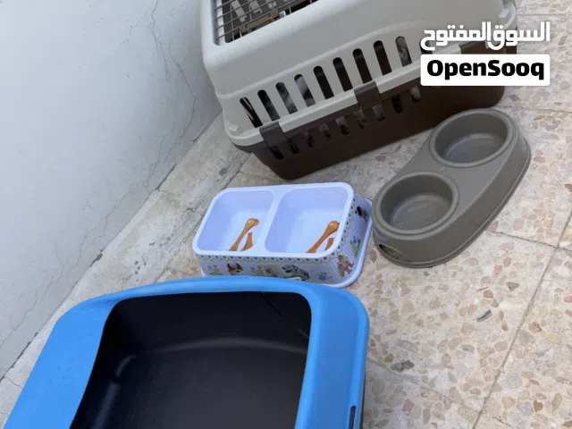 حاملة حيوانات و اواني اكل و صندوق فضلات